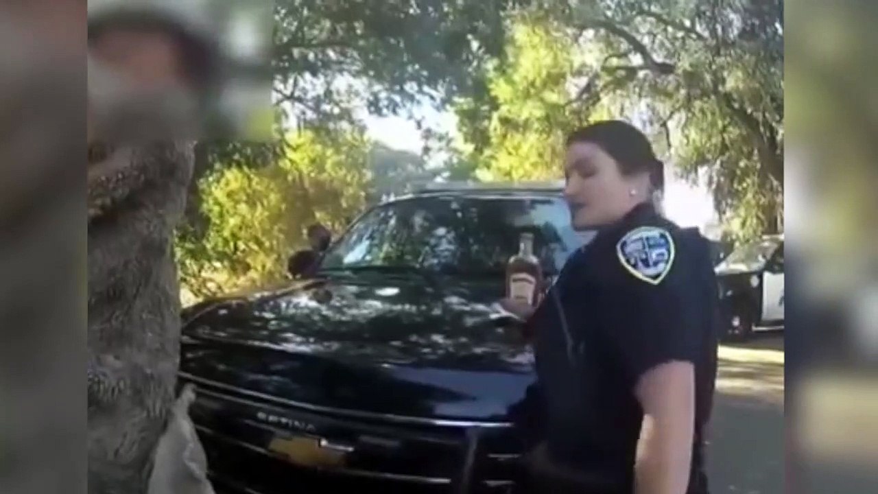 Esta agente se lleva un susto muy fuerte durante un cacheo