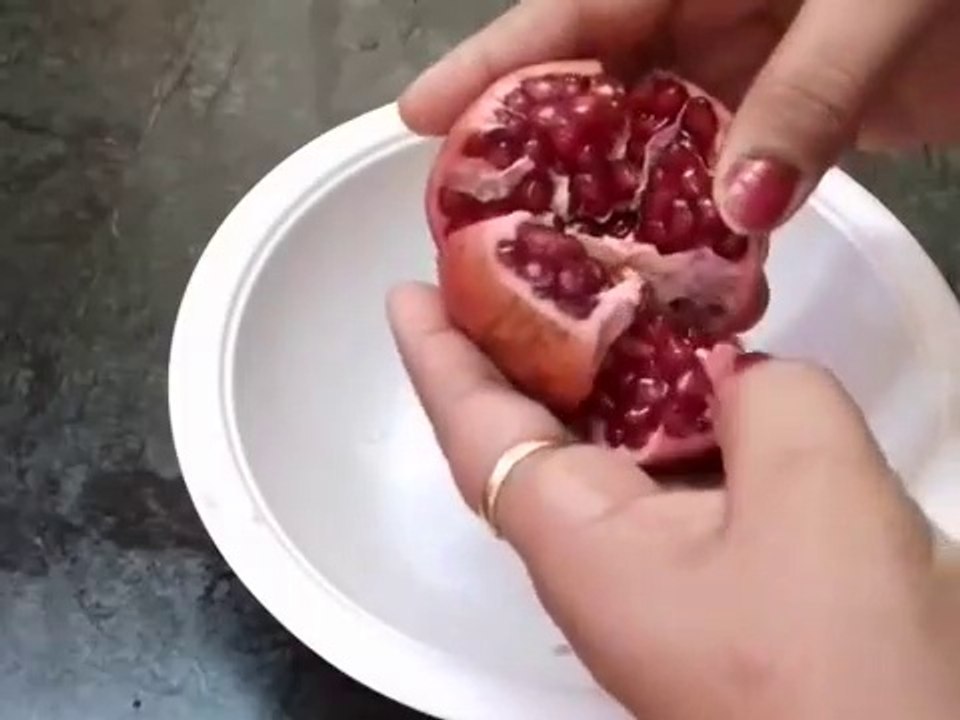 1 मिनट मे जाने अनार छीलने का आसान तरीका _ Instant way to peel a pomegranate with