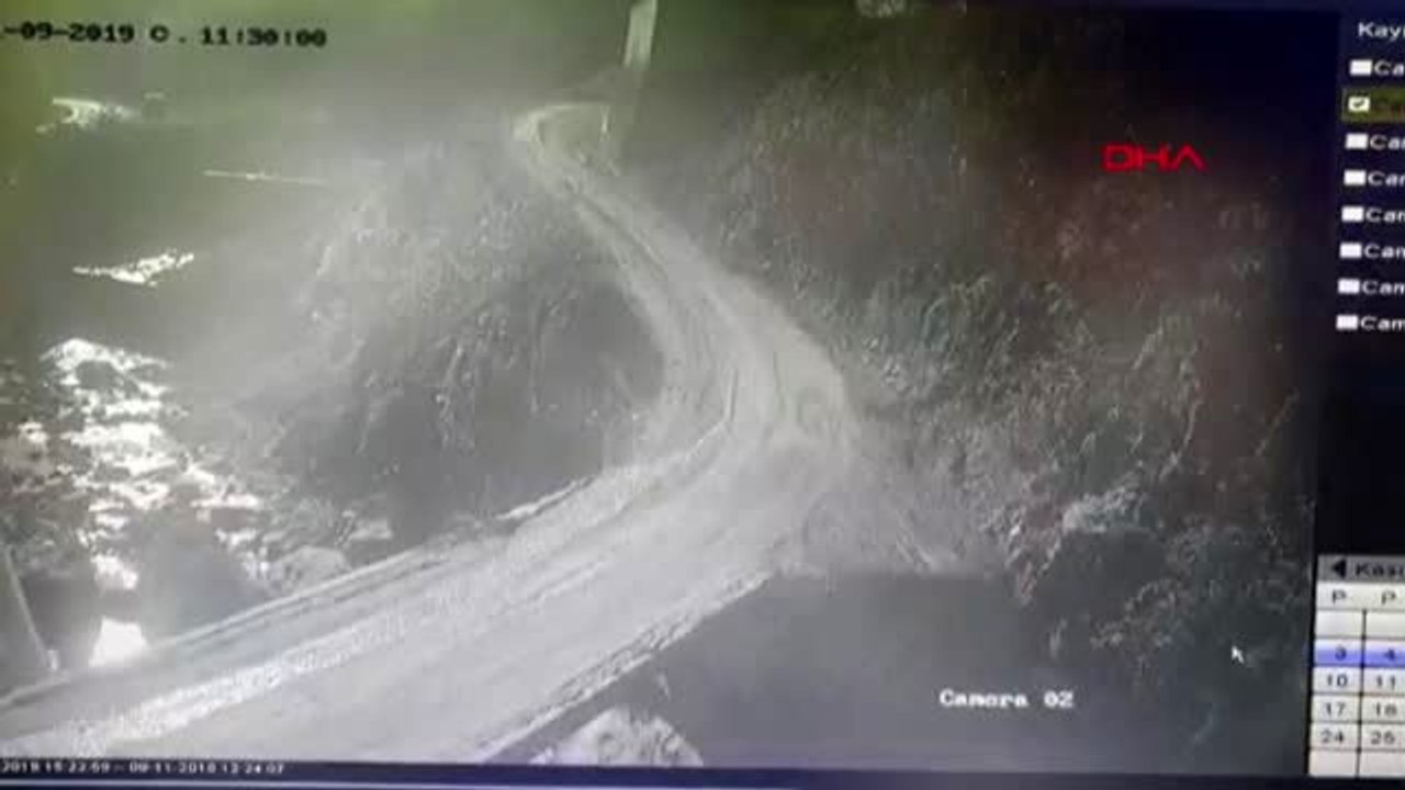 Rize geri manevra yaptığı kamyon dereye devrildi