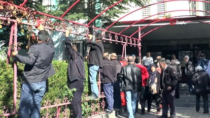 Cesedi görmek için demirlere tırmandılar