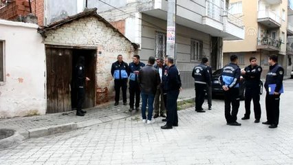İneklerini vermemek için kendini ahıra kilitledi