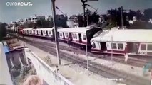 شاهد: لحظة اصطدام قطارين بالهند