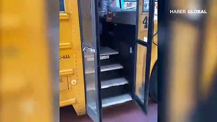 Çocuk taklidi yaparak okul otobüsüne binen cüce!