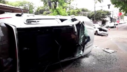 Forte batida: Sportage tomba em colisão com Fiesta, no centro de Cascavel