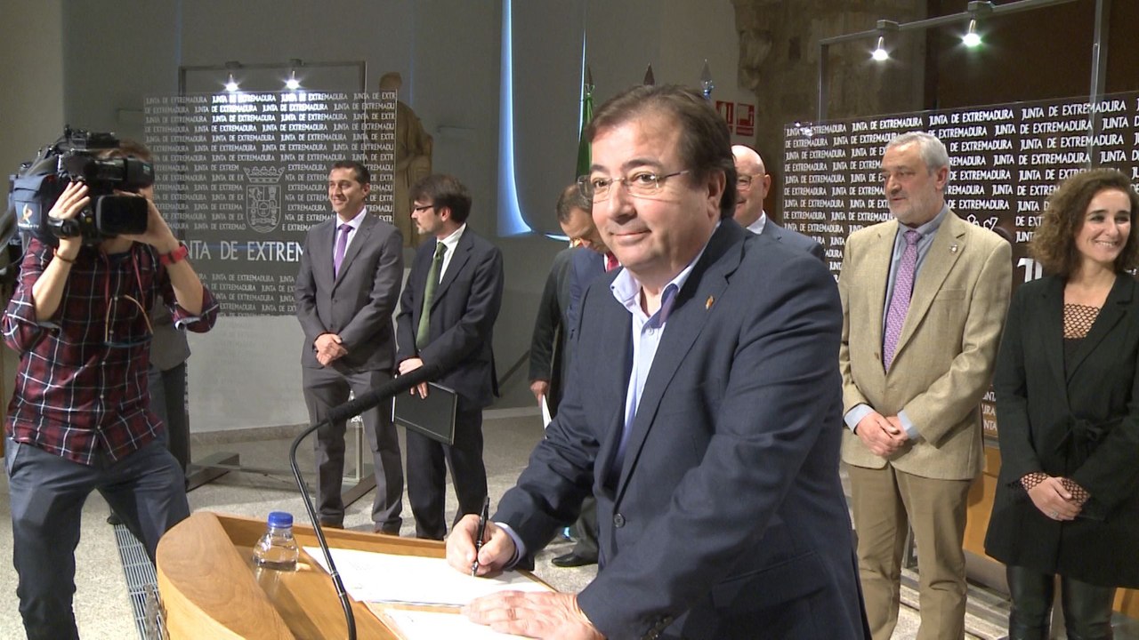 Junta y diversas entidades firman acuerdo sobre autoconsumo eléctrico