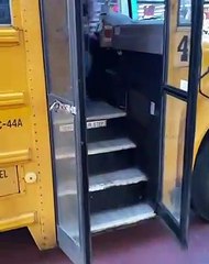 Çevredekiler otobüsten attığı için şoföre tepki gösterdi: Çocuk sanılan kişi cüce çıktı