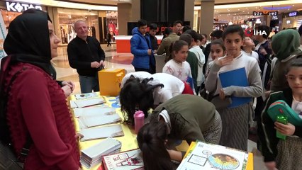 Öğretmenler gününe özel düzenlenen etkinlikte öğrenciler öğretmenlerine mektup yazdı