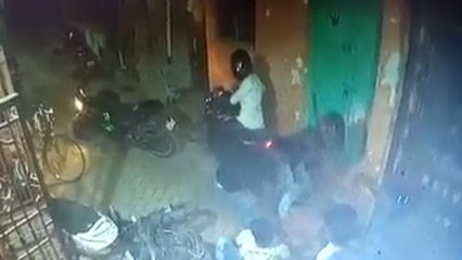 வீட்டிலிருந்து வெளியே வந்தவரை இழுத்துப் போட்டு வெட்டித் தள்ளிய கும்பல்!