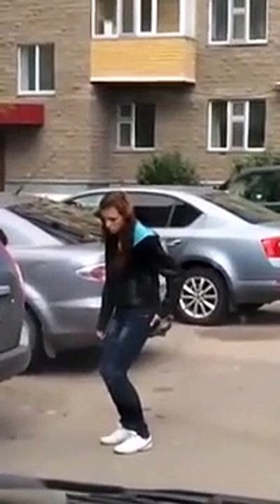 Une russe dort littéralement debout !