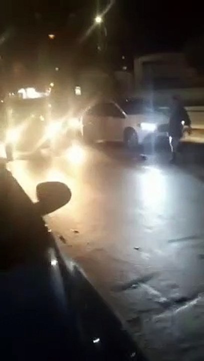 Une femme bloque la circulation et se fait calmer par un automobiliste mécontent