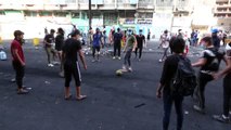 Iraklı göstericiler Tahrir Meydanı'nda futbol oynadı