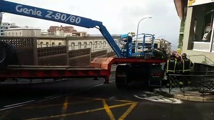 El espectacular accidente de un camión colapsa la circulación en La Orotava
