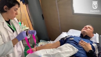 Policía y Samur donan sangre en el Hospital Ramón y Cajal