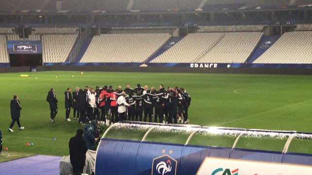 La minute de silence des Bleus, en hommage aux victimes des attentats du 13 novembre 2015