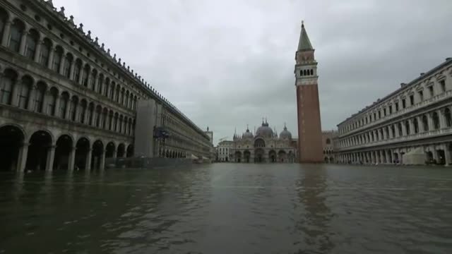 Venecia sufre la peor inundación desde 1966