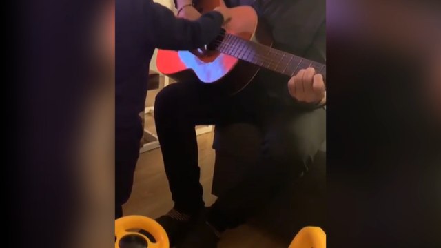 Rayden toca la guitarra junto a un niño pequeño