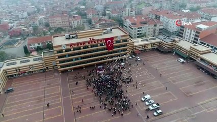 "Şiddetin her türlüsüne hayır" diyerek, yüzlerce balon gökyüzüne salındı
