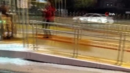 Beyoğlu'nda tramvay ile peron arasına çocuk sıkıştı