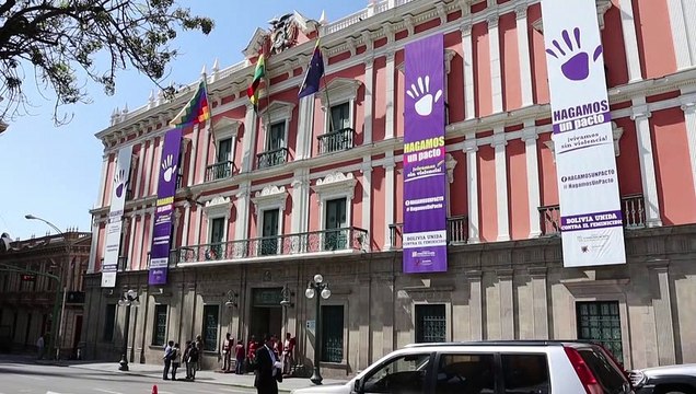 Bolivianos se muestran divididos por nueva presidenta