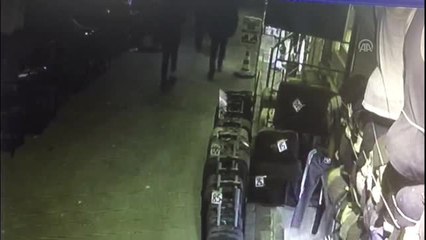 Arkadaşıyla sohbet ederken vurulduğu an kameraya yansıdı