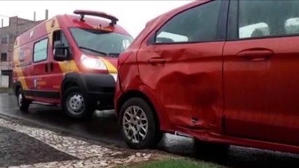 Jovem fica ferido em colisão entre carro e moto