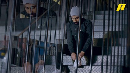 عبد الله سعد يخضع لجلسة تصوير كعارض أزياء مع دراجة نارية في عيش الدور