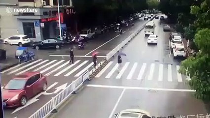 Ce que fait cet automobiliste à un passage piéton est magique