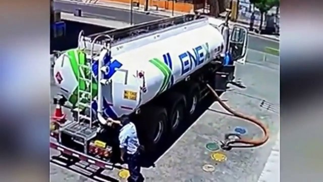 TRUCK CRASH AND FAIL COMPILATION, IDIOT TRUCK DRIVERS 2019