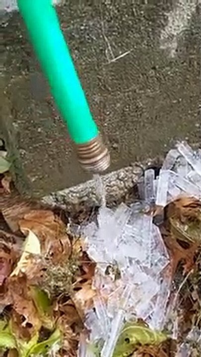 Regardez l'eau glacée sortir d'un tuyau d'arrosage !