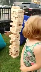Enlever la pièce du bas au Jenga... est-ce une bonne idée ?