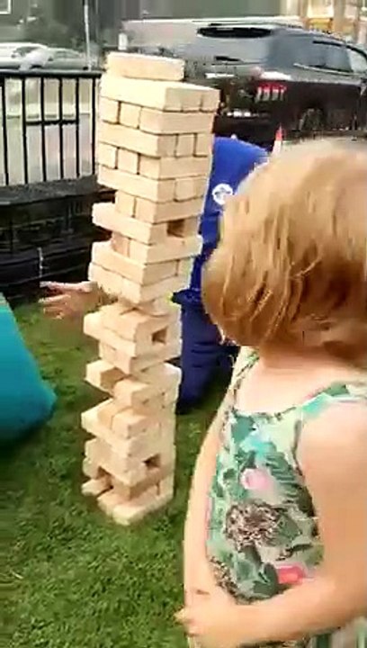 Enlever la pièce du bas au Jenga... est-ce une bonne idée ?