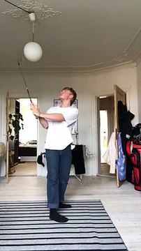 S'entraîner au golf, dans la maison.. Attention à la lampe !