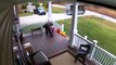 Ce livreur UPS range la terrasse de cette maison avant de partir !