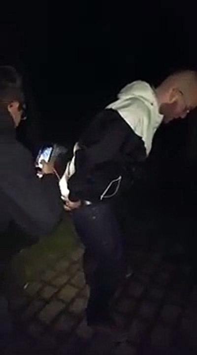 Feu d'artifice coincé dans le derrière de cet homme.. mauvaise idée !