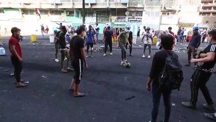 Iraklı göstericiler Tahrir Meydanı'nda futbol oynadı - BAĞDAT
