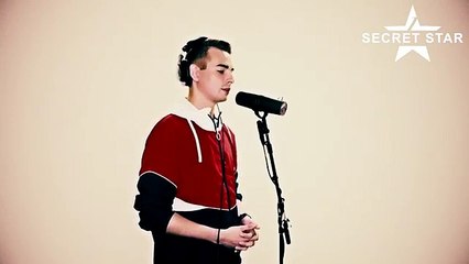 Hören Sie sich die erstaunliche Stimme von Rick an, während er "Kartenhaus" von Adel Tawil auf Aufnahmegeräten aufführt