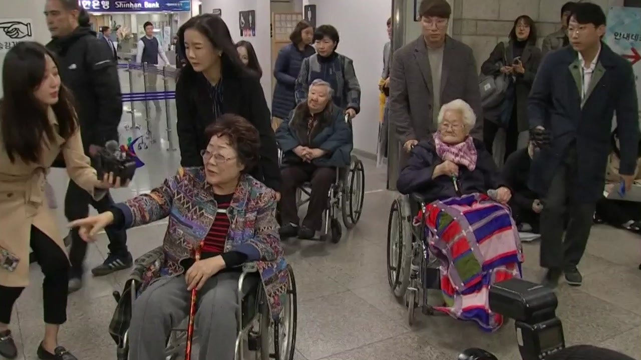 위안부 손해배상 첫 재판서 무릎 꿇은 피해 할머니 / YTN