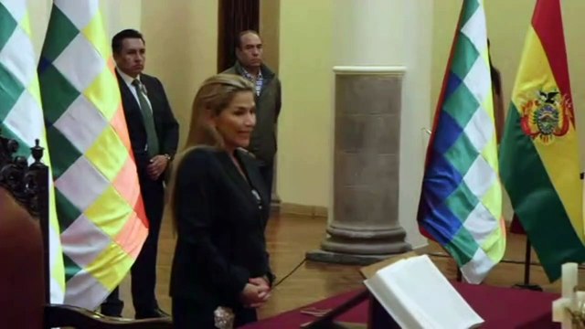 Presidenta interina Áñez nombra nueva cúpula militar y niega golpe en Bolivia