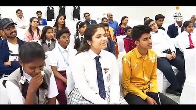 मुख्यमंत्री कमलनाथ ने बच्चों के बीच अपना बचपन याद किया, सीएम हाउस के लॉन में क्रिकेट खेला