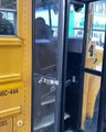 Un nain qui s’est fait passer par un écolier a été jeté de force par le chauffeur du bus scolaire.