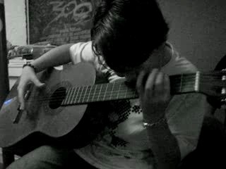 gage de caro; jouer de la guitare avec les dents...