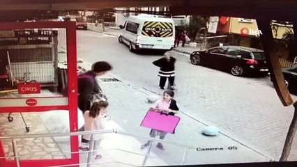 Avcılar'da geri manevra yapan servis şoförü yaşlı kadına çarptı...O anlar kamerada