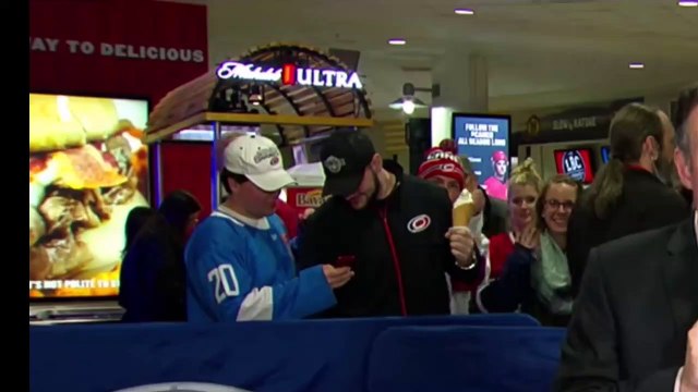 Lors d’un match opposant Carolina Hurricanes aux Sénateurs d'Ottowa, un homme s’est fait volé sa glace sans qu’il ne s’en aperçoive.