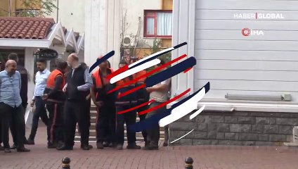 Yerdeki pet şişeyi çöpe attılar, alkış yağmuruna tutulunca şaşkına döndüler