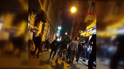 İstanbul--taksim'de tekme ve sopalı kavga kamerada