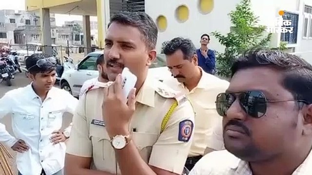 भाजपा-शिवसेना मिलकर बनाएं सरकार, ऐसी मांग लेकर मोबाइल टावर पर चढ़ा कार्यकर्ता