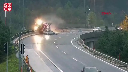 Virajı dönemeyen otomobil, TIR'ı köprüden attı