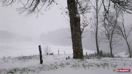 La neige a commencé à tomber dès le lever du jour à Saint-Agrève.