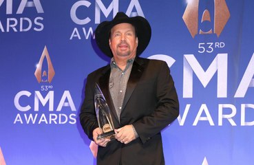 Garth Brooks achieves record win at Country Music Awards