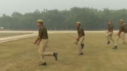 Viral Video: घोड़ा नहीं, दंगाईयों से निपटने के लिए 'लाठी पर सवार' हुई यूपी पुलिस, उड़ रहा मजाक